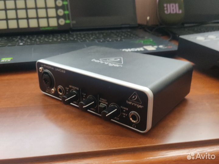 Звуковая карта behringer umc22