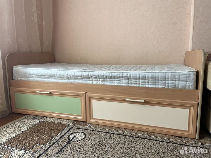 Детская кровать и стол