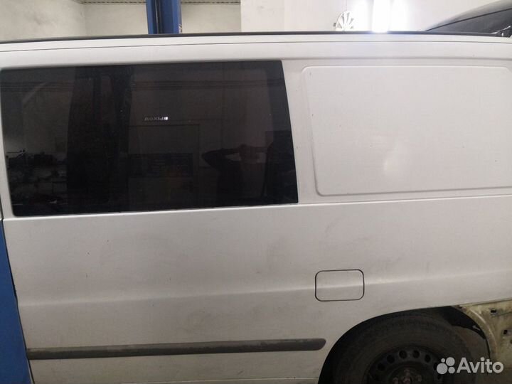 Стекло среднее за водителем Мерседес 638