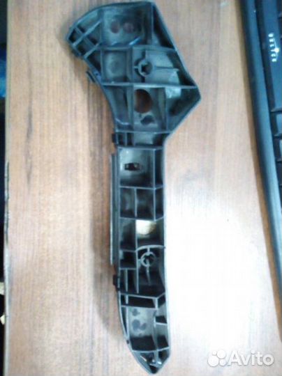 Крепление бампера правое Toyota Platz 03-05