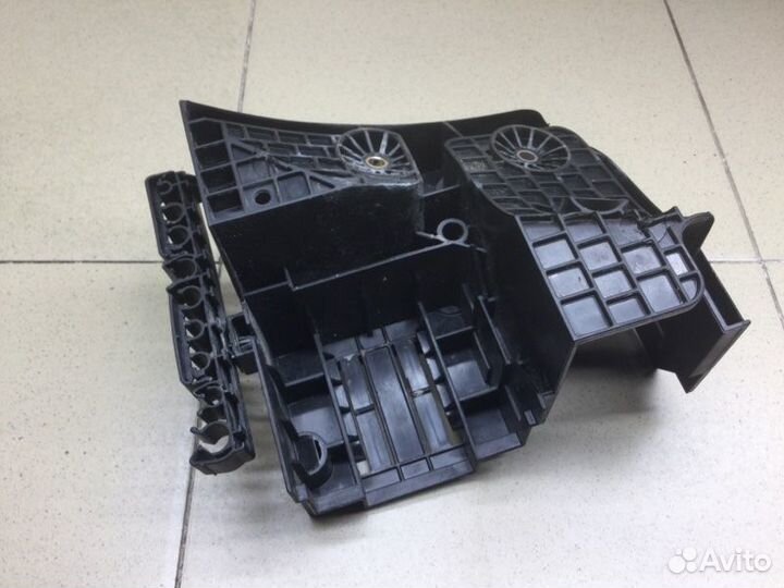 Кронштейн блока предохранителей Volkswagen Caddy