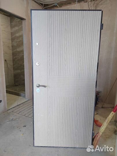 Дверь входная, металлическая