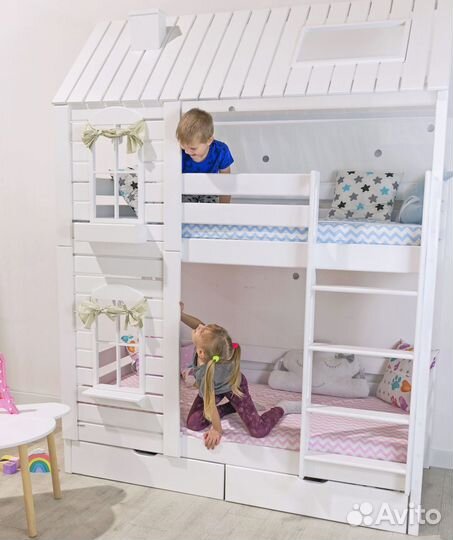Двухъярусная кровать домик