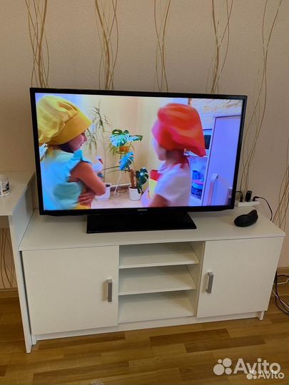 Тумба под телевизор белая