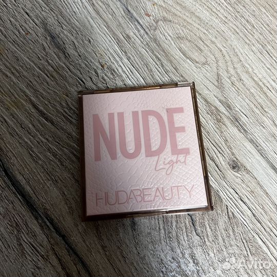 Палетка теней Huda Beauty Nude light