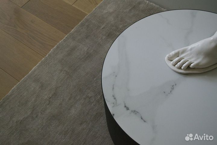 Дизайнерский стол из металла круглый