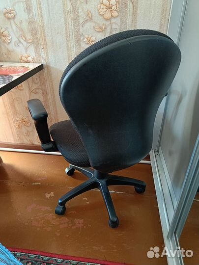 Компьютерное кресло черное