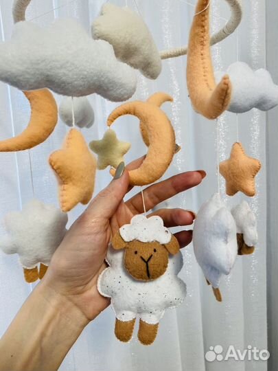 Мобиль на кроватку из фетра