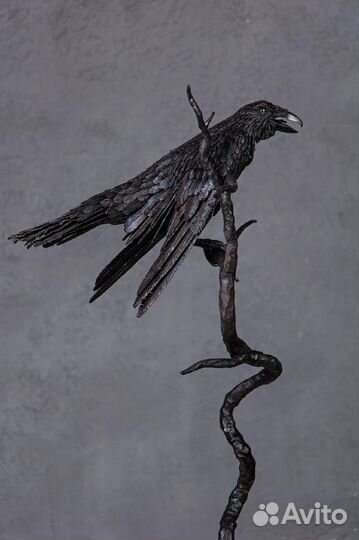 Скульптура птицы Ворон