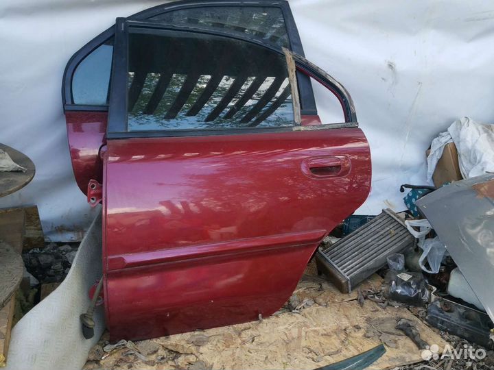 Дверь задняя Mitsubishi Carisma