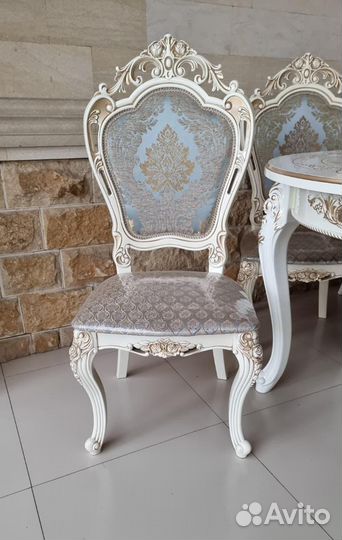 Стол и стулья