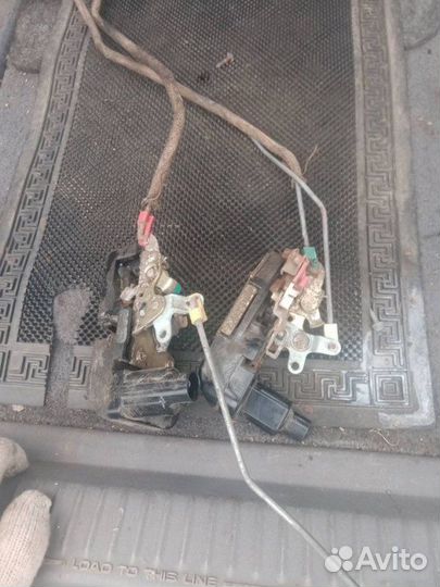 Замок двери передний Chrysler Voyager 3