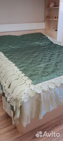 Покрывало на двуспальную кровать,наволочки + шторы