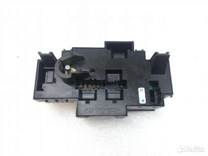 Блок предохранителей под капот Mercedes-Benz Glc