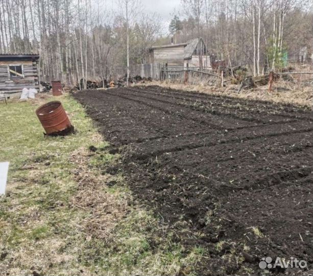 Вспашка земли трактором