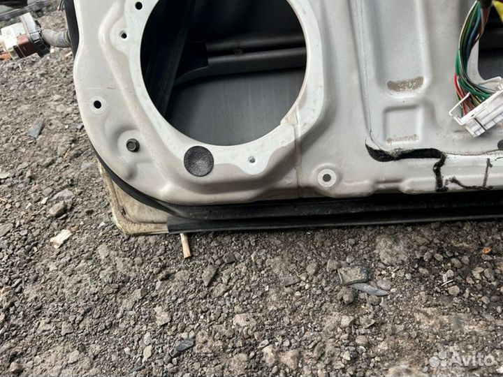 Дверь боковая передняя правая Nissan Laurel