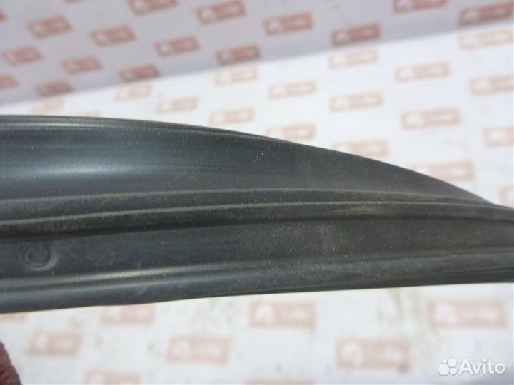 Уплотнительная резинка стекла передняя правая