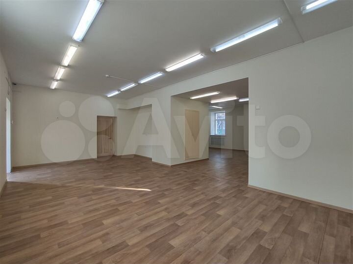 В центре на первом), с 2-мя отд.входами