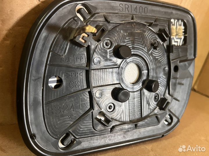 Зеркальный элемент правого зеркала Toyota RAV4 30