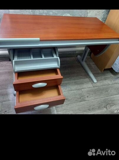 Письменный стол, полки подвесные