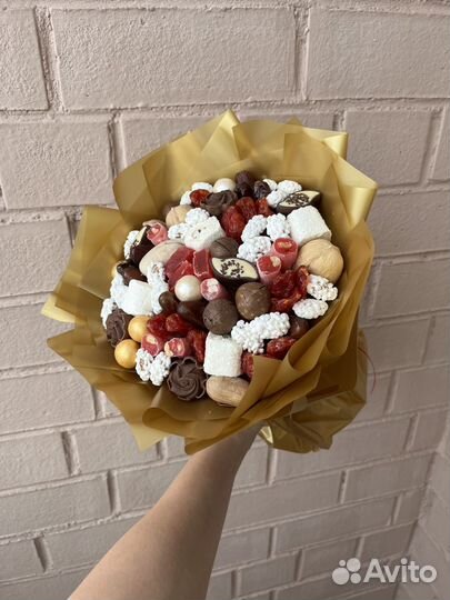 Букет из орехов и сухофруктов