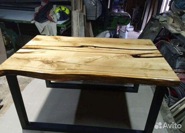 Журнальный стол из дуба и эпоксидной смолы