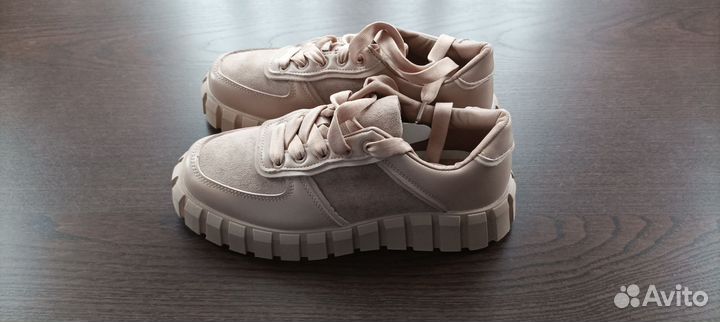 Кроссовки женские