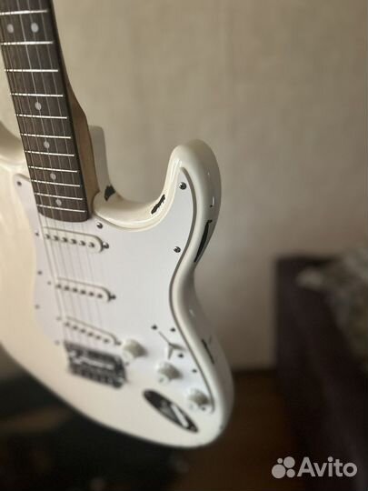 Fender squier stratocaster bullet white (гитара)