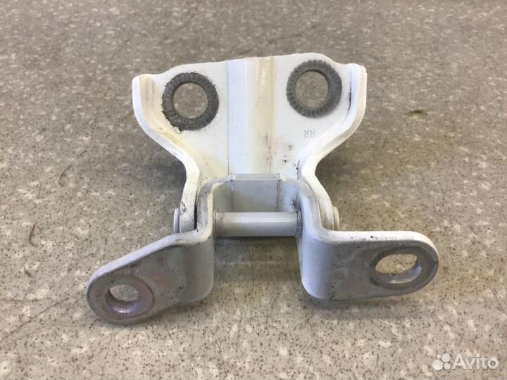 Петля двери задней правой верхняя Ssang Yong Kyron