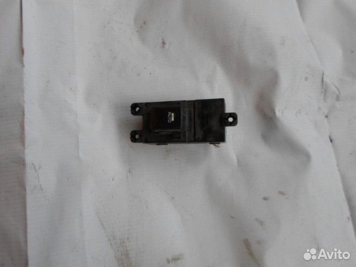 Кнопка стеклоподъемника задняя правая Kia Ceed 201