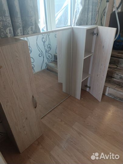 Зеркало с полками настену