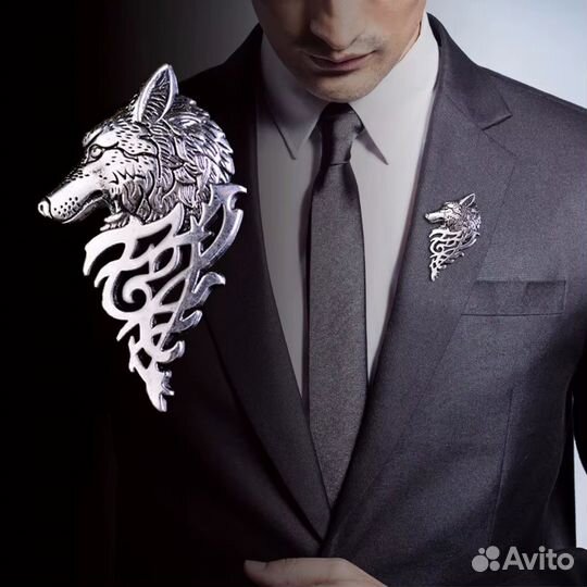 Брошь в виде головы волка серебряного цвета