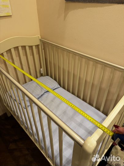 Детская кроватка с маятником и ящиком