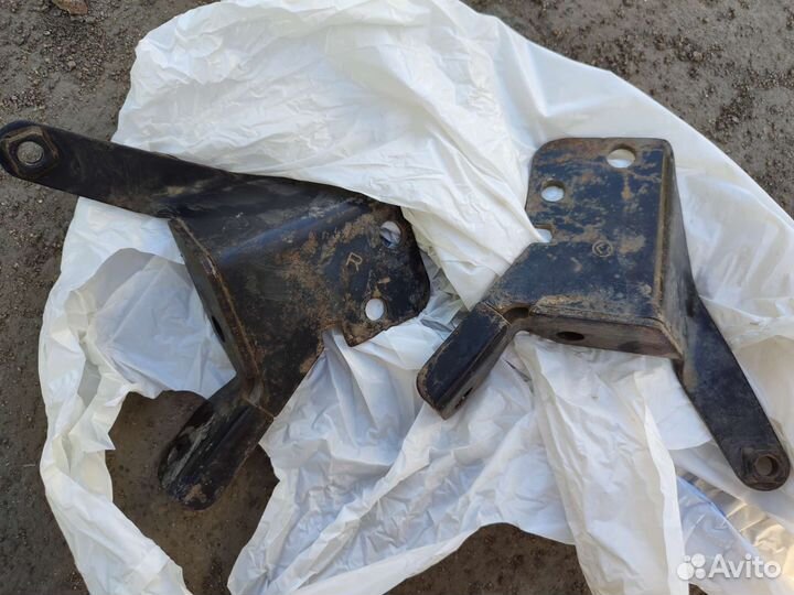 Кронштейн кенгурятника rav4