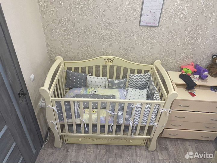 Детская кроватка с маятником и ящиком