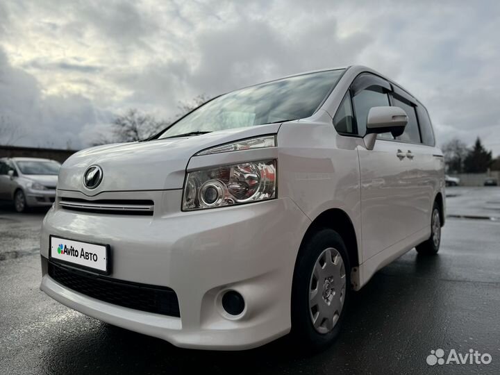 Toyota Voxy 2.0 CVT, 2010, 174 595 км