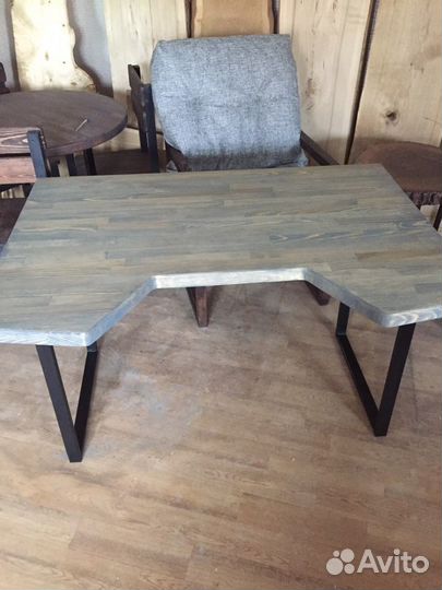 Компьютерный стол из массива дерева