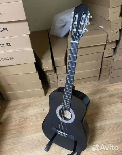 Классическая гитара Белучи (новая)