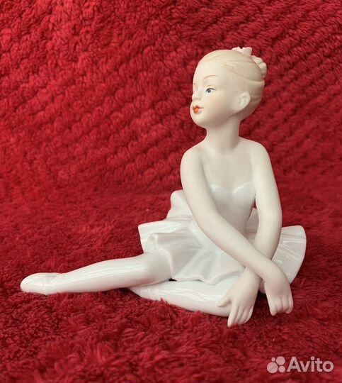 Статуэтка фарфоровая маленькая юная балерина
