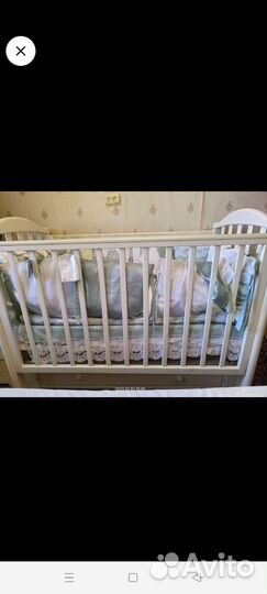 Детская кроватка с маятником и ящиком