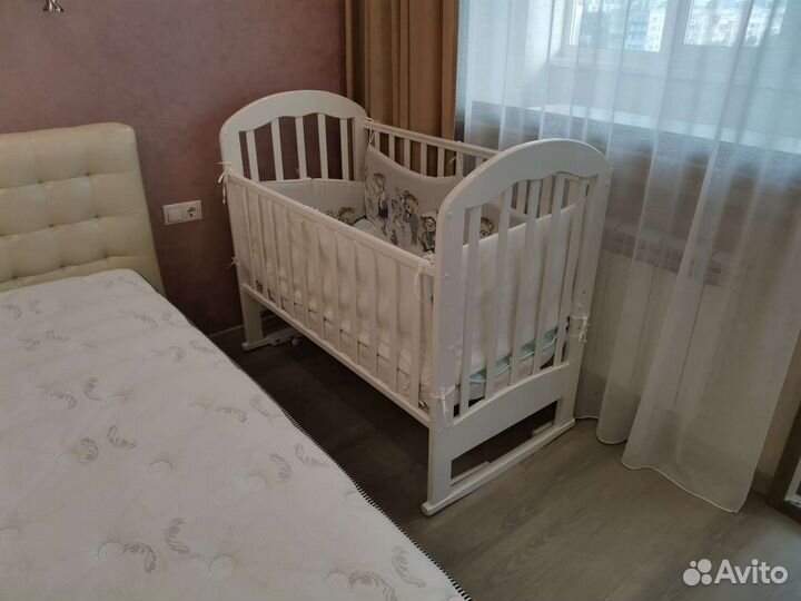 Детская кроватка с маятником белая