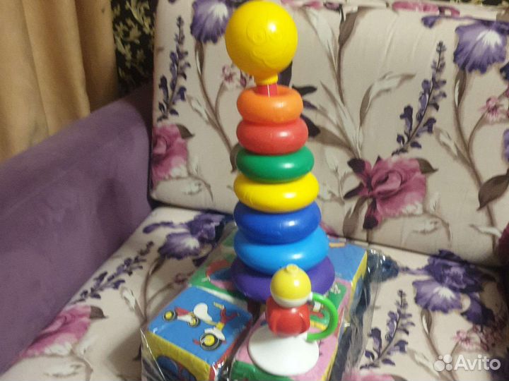 Пирамидка, кубик мягкая, и погремушка