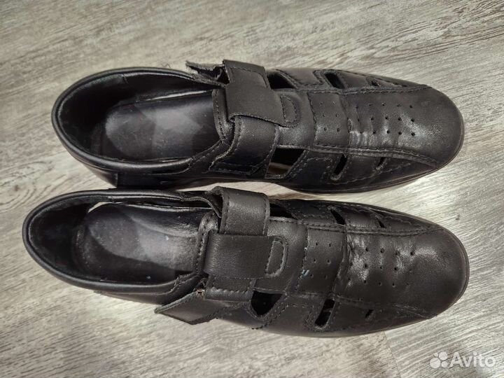 Школьный костюм, рубашка-поло и обувь