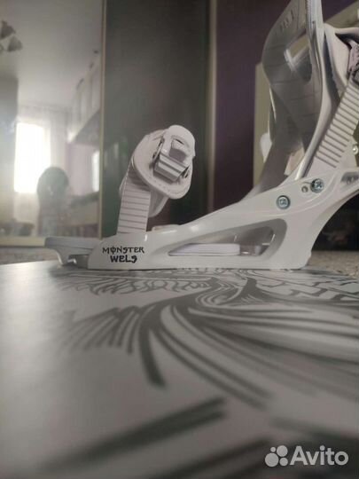 Сноуборд с креплениями и ботинками