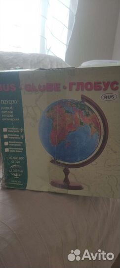 Глобус на деревянной подставке