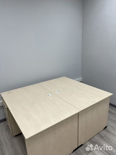 Офисный стол светлый