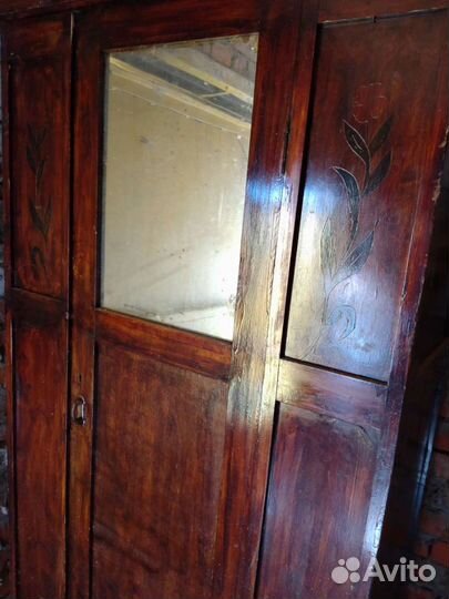Старинный шкаф