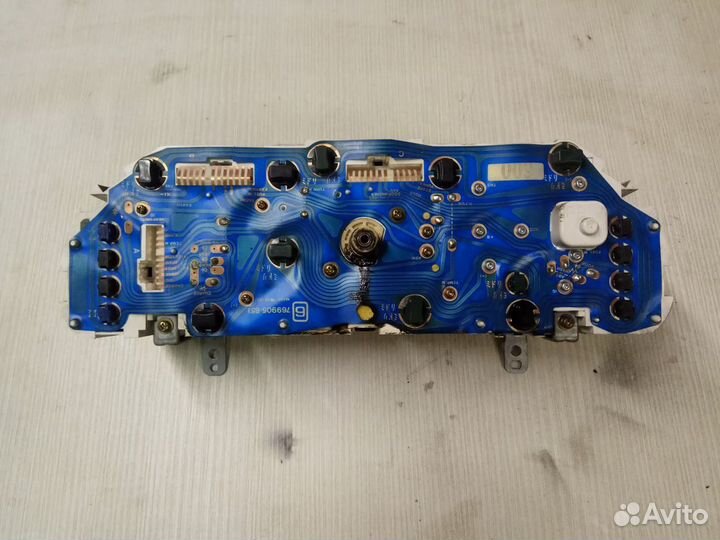 Панель приборов Mazda 323 щиток приборов