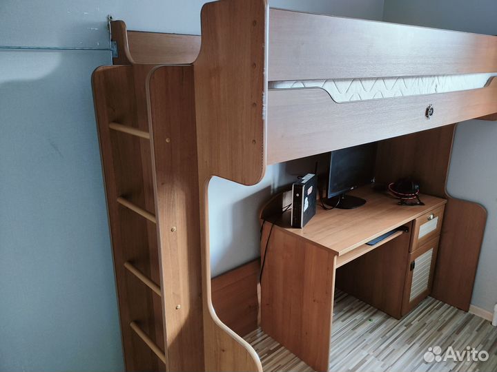 Кровать чердак со столом бу