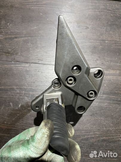 Кронштейн правой подножки для z1000sx 11-13